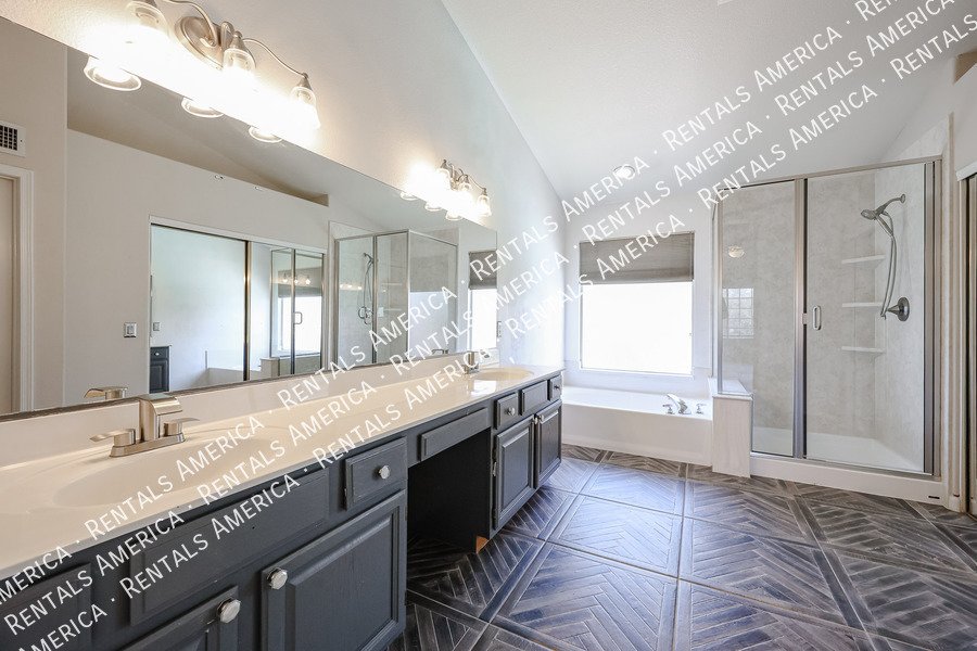 Beautiful & Spacious 4 Bdrm with an Extra Room & Pool in Garden Lakes! property image
