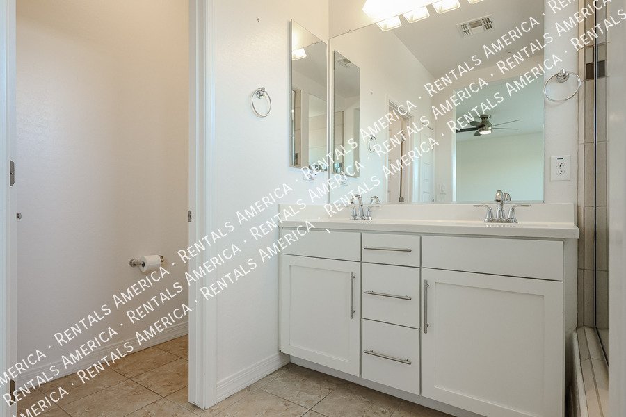 Beautiful 3BD 2BA with Den Home located in the Bridges East in Gilbert property image