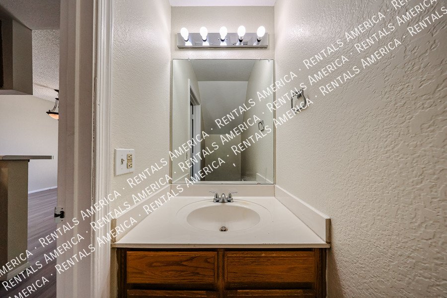 Great Location in Chandler ~ 3 BR 2.5 BA Townhome ~ Ready Now! property image