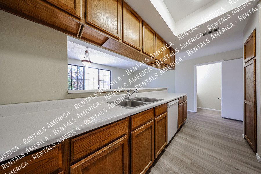 Great Location in Chandler ~ 3 BR 2.5 BA Townhome ~ Ready Now! property image