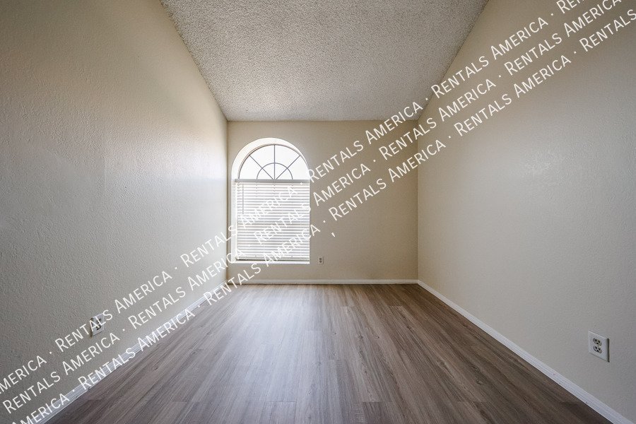 Great Location in Chandler ~ 3 BR 2.5 BA Townhome ~ Ready Now! property image