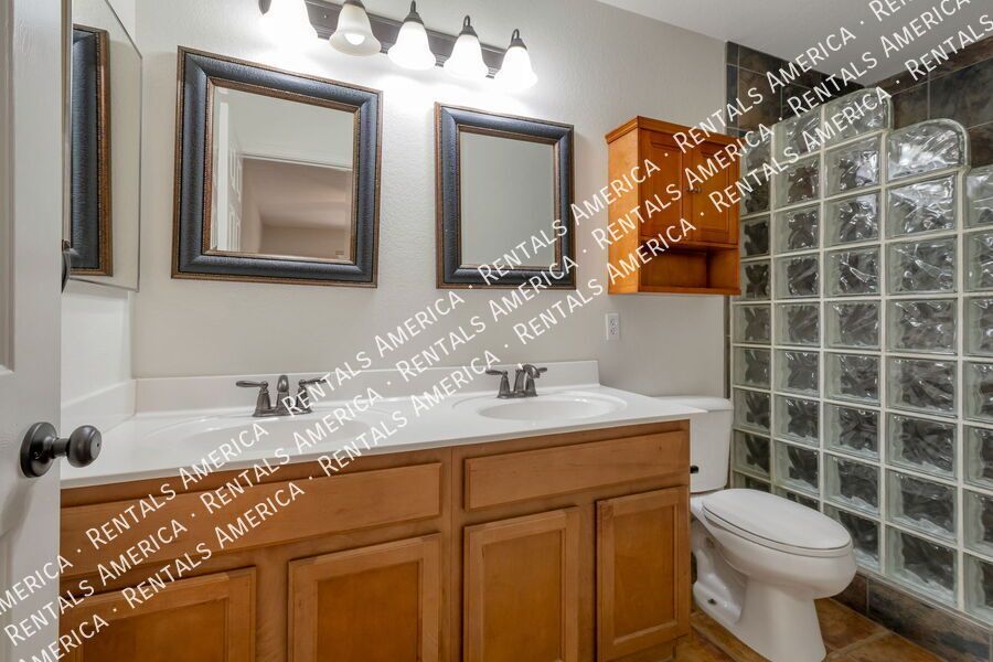 Beautifully Upgraded Open-Concept 3 Bdrm in San Tan Valley! property image