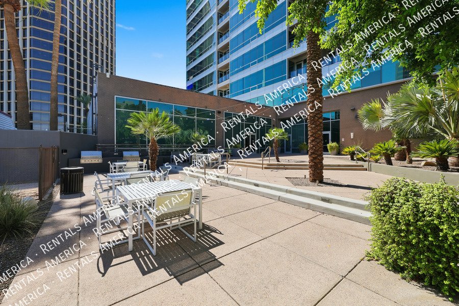 Beautiful 1 Bedroom in the Heart of Downtown Phoenix! property image