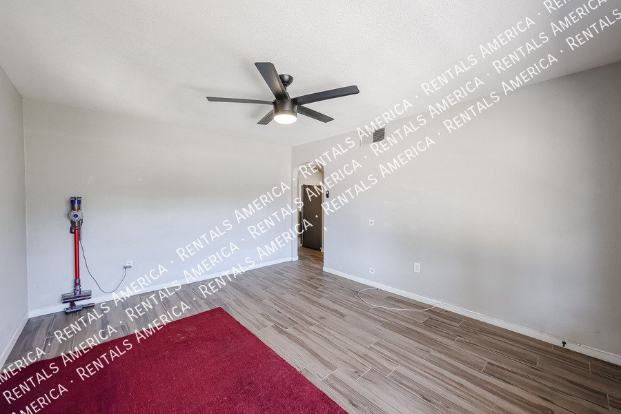 708 E 2nd St property image