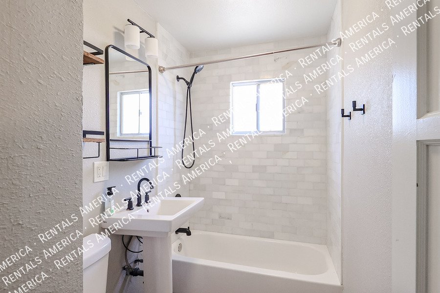 708 E 2nd St property image