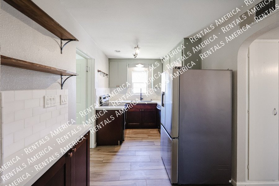 708 E 2nd St property image