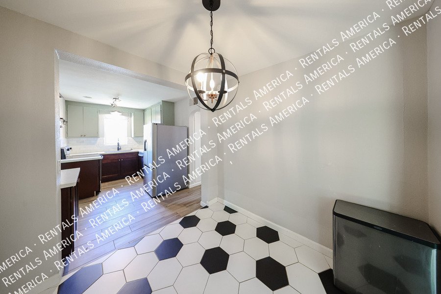 708 E 2nd St property image