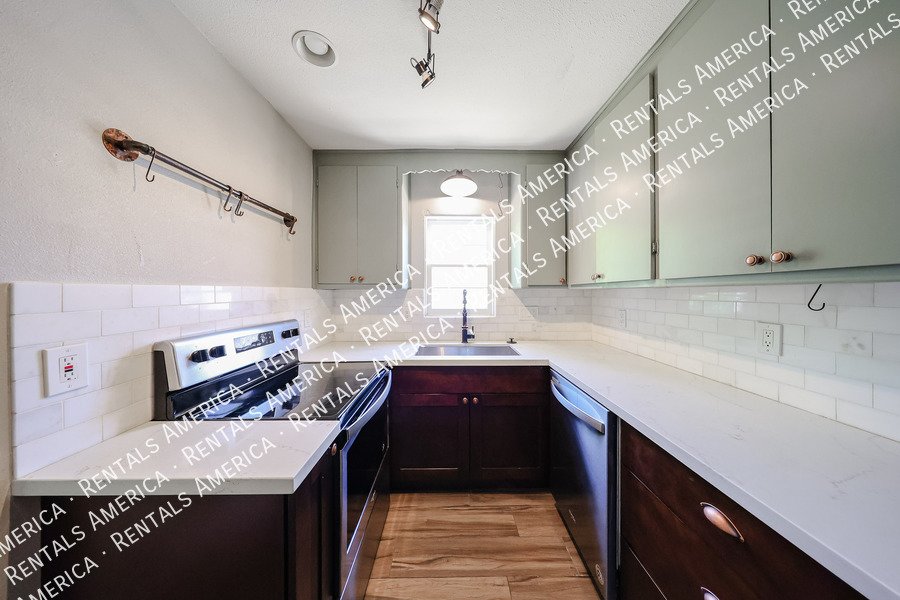 708 E 2nd St property image