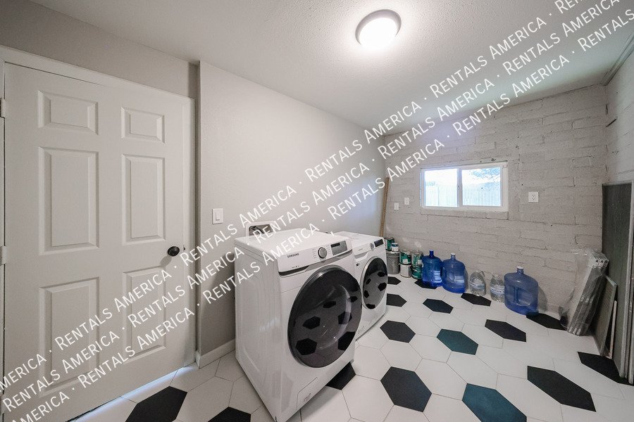 708 E 2nd St property image
