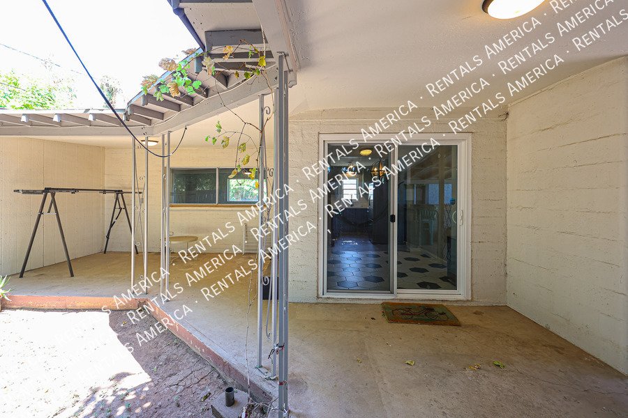 708 E 2nd St property image