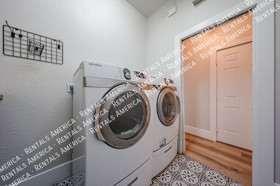 813 N Almond Cir property image