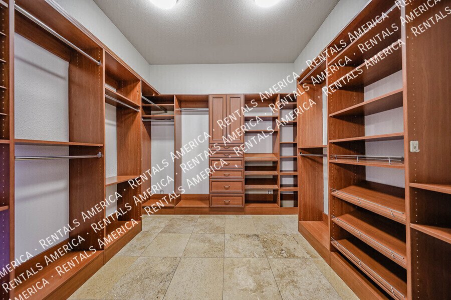 813 N Almond Cir property image
