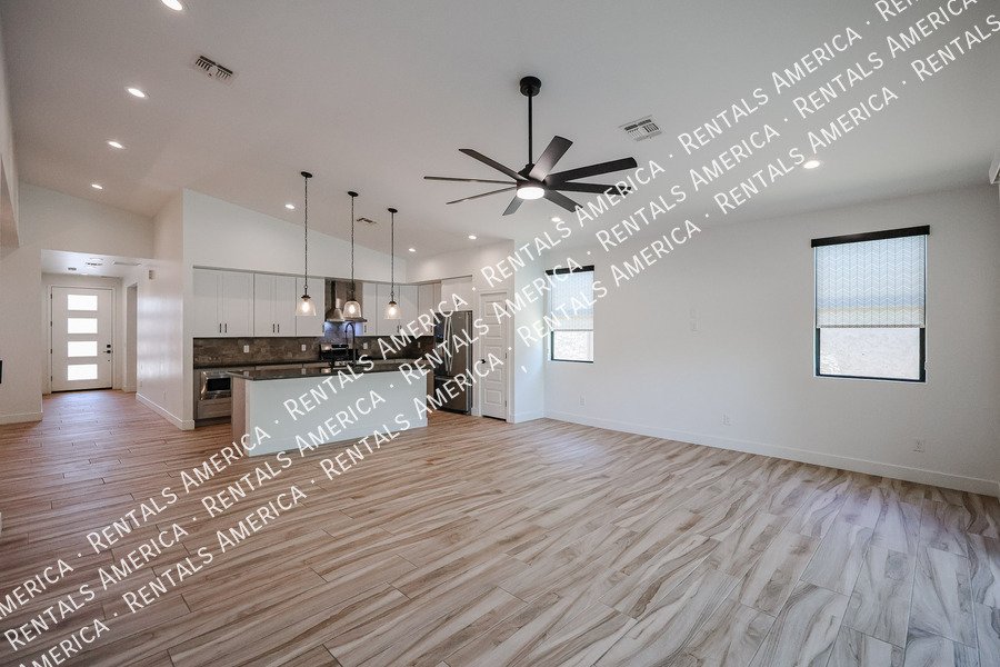 2418 E Amelia Ave property image