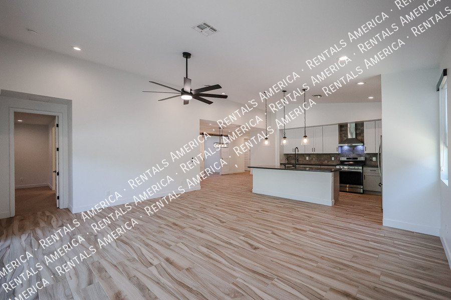2418 E Amelia Ave property image