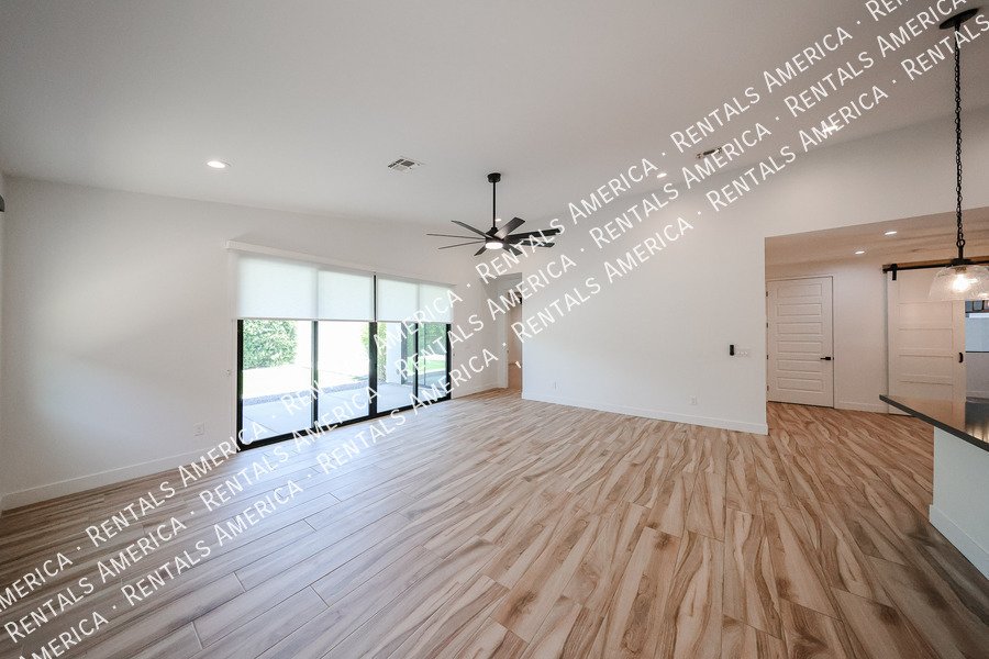 2418 E Amelia Ave property image