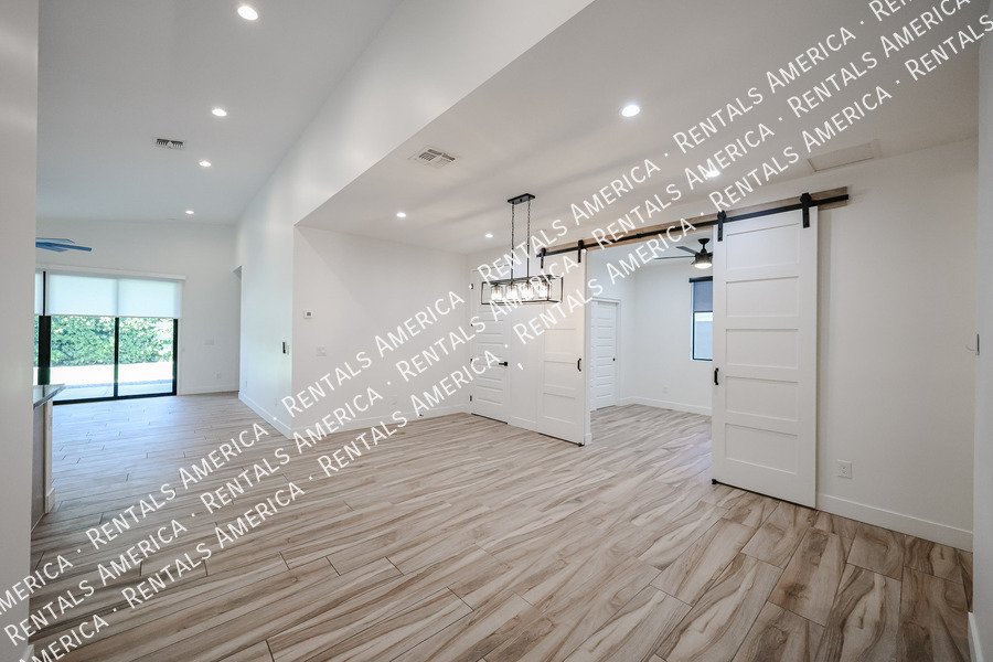 2418 E Amelia Ave property image