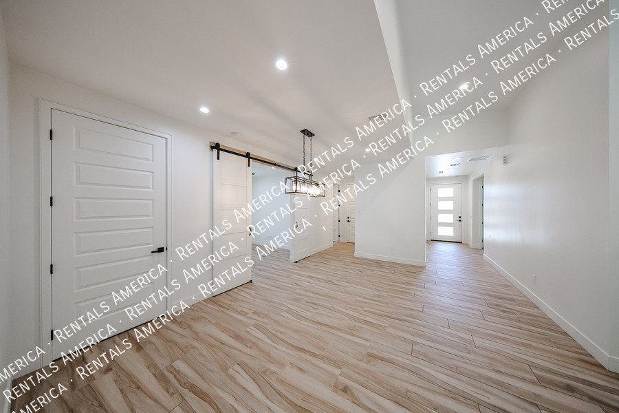 2418 E Amelia Ave property image