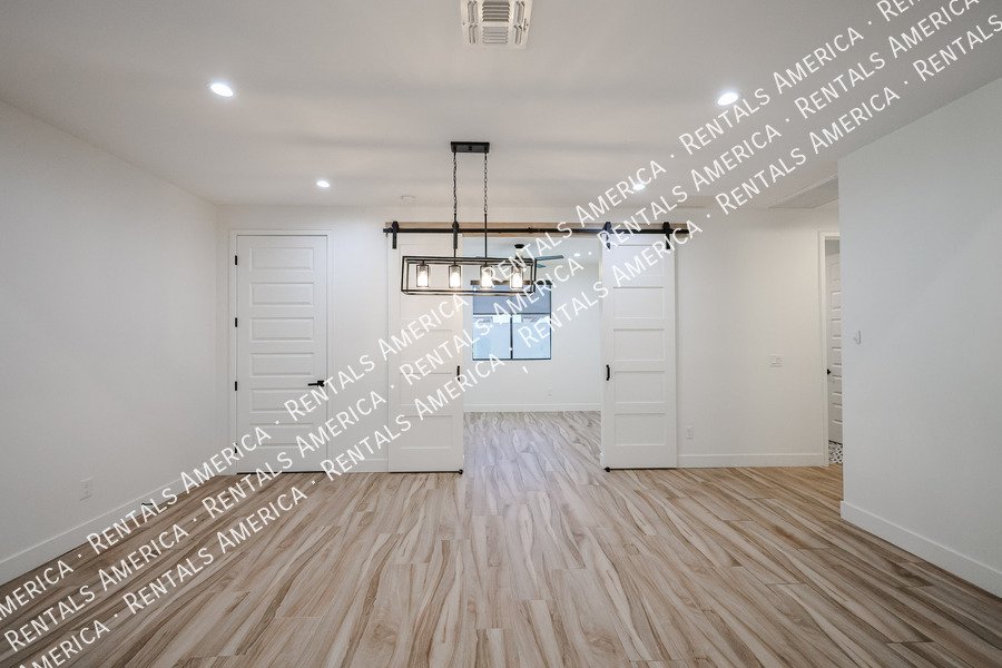 2418 E Amelia Ave property image