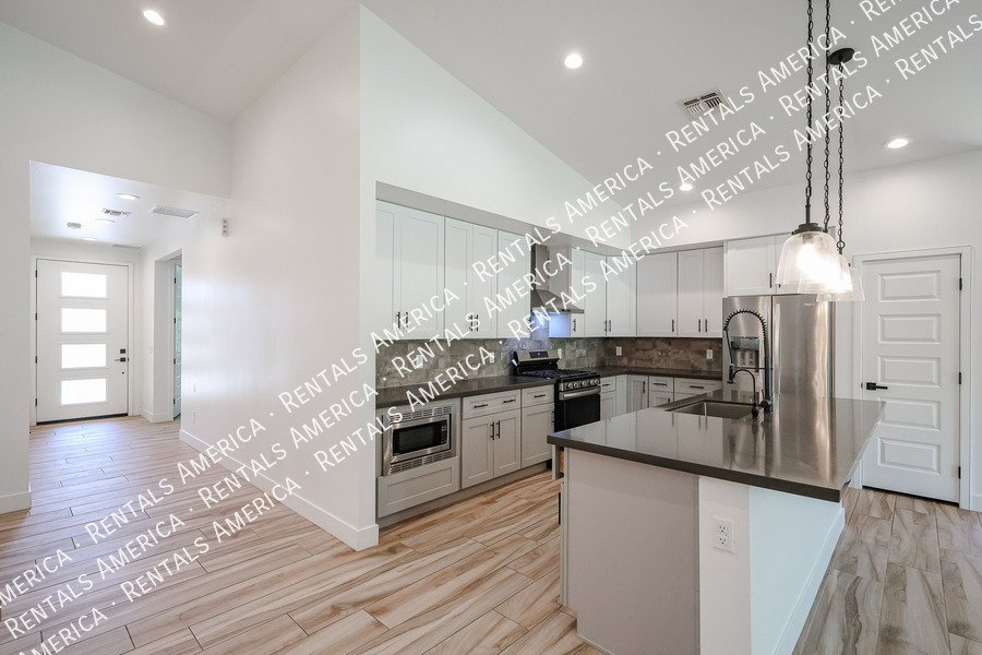 2418 E Amelia Ave property image