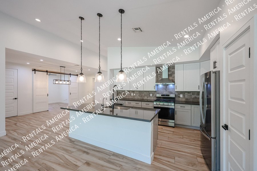 2418 E Amelia Ave property image