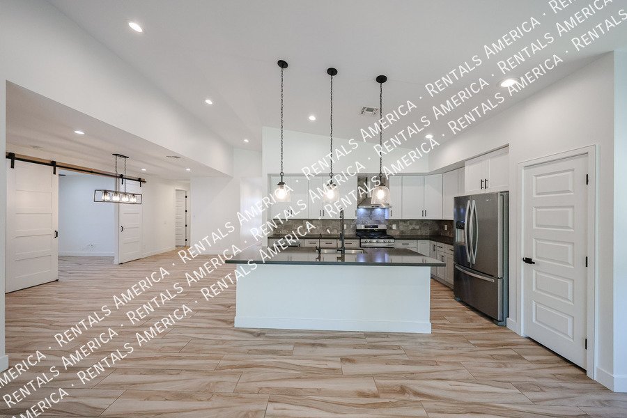2418 E Amelia Ave property image