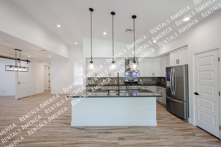 2418 E Amelia Ave property image