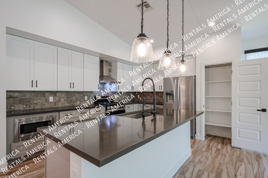 2418 E Amelia Ave property image