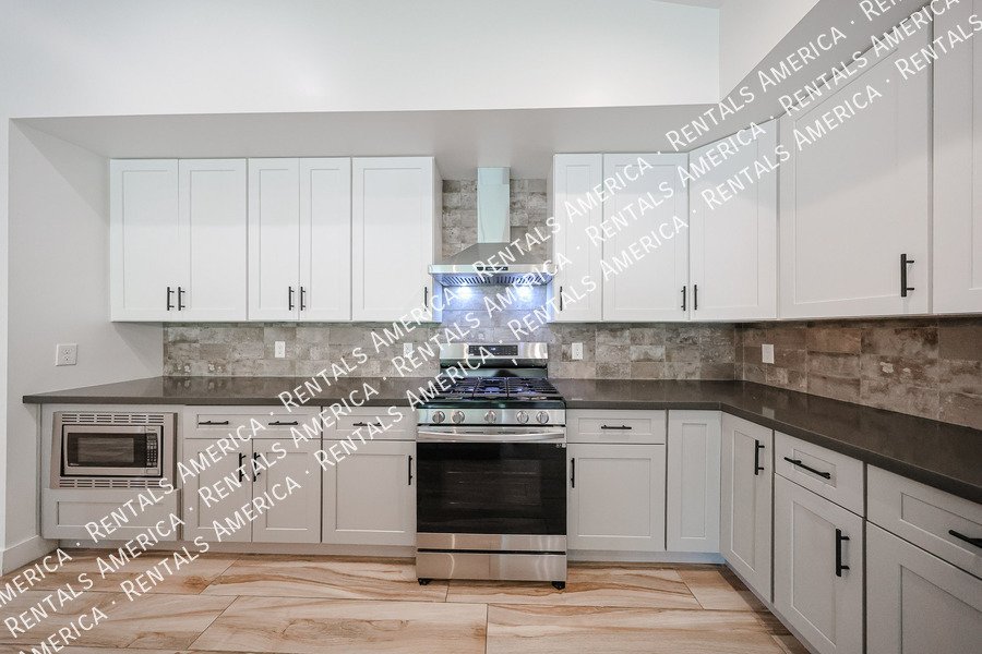 2418 E Amelia Ave property image