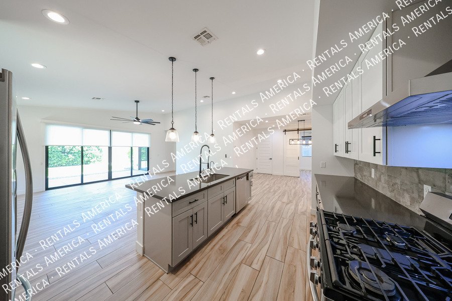 2418 E Amelia Ave property image