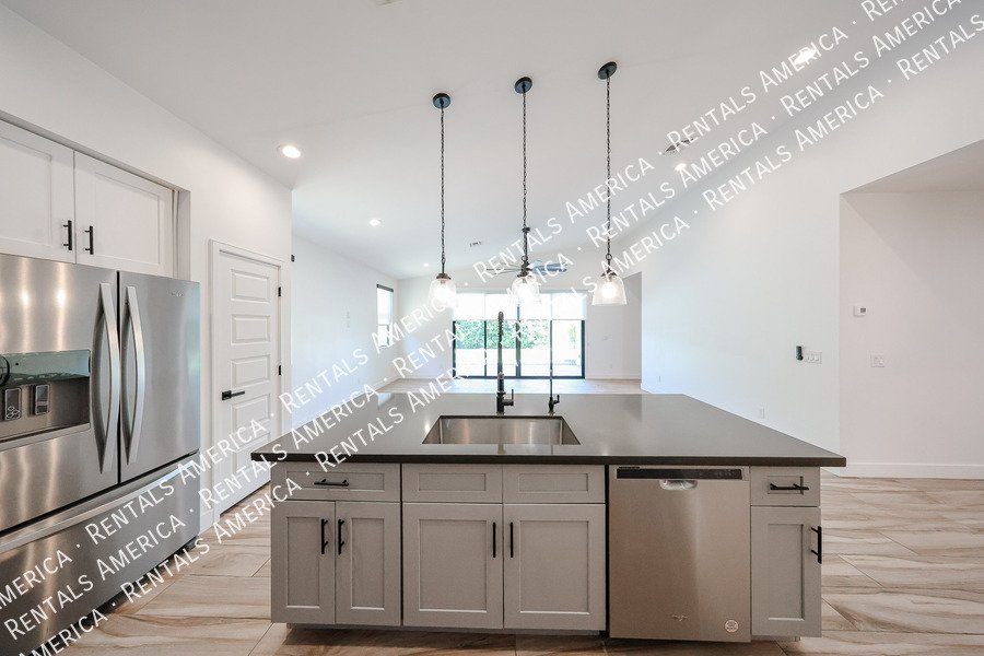 2418 E Amelia Ave property image