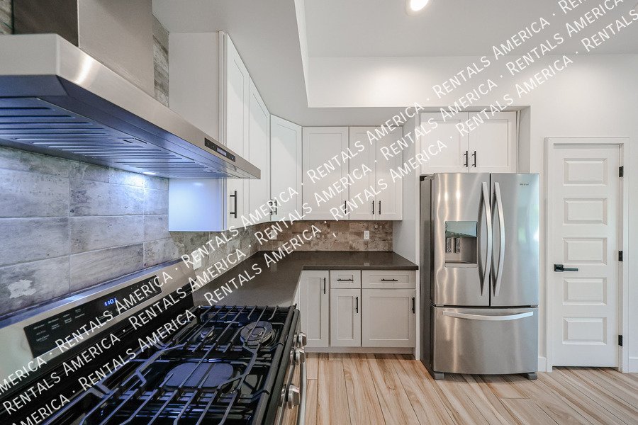 2418 E Amelia Ave property image