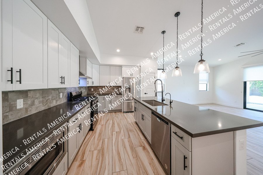 2418 E Amelia Ave property image