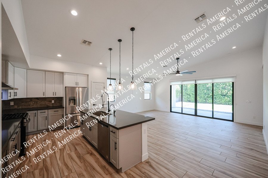 2418 E Amelia Ave property image
