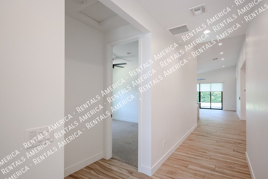 2418 E Amelia Ave property image