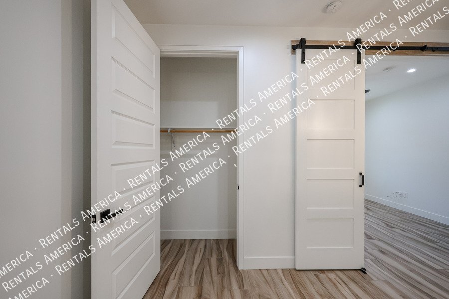 2418 E Amelia Ave property image