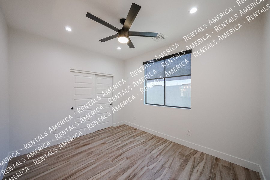 2418 E Amelia Ave property image