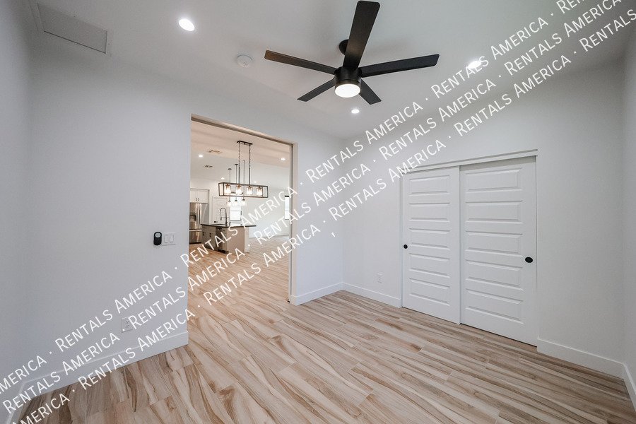 2418 E Amelia Ave property image