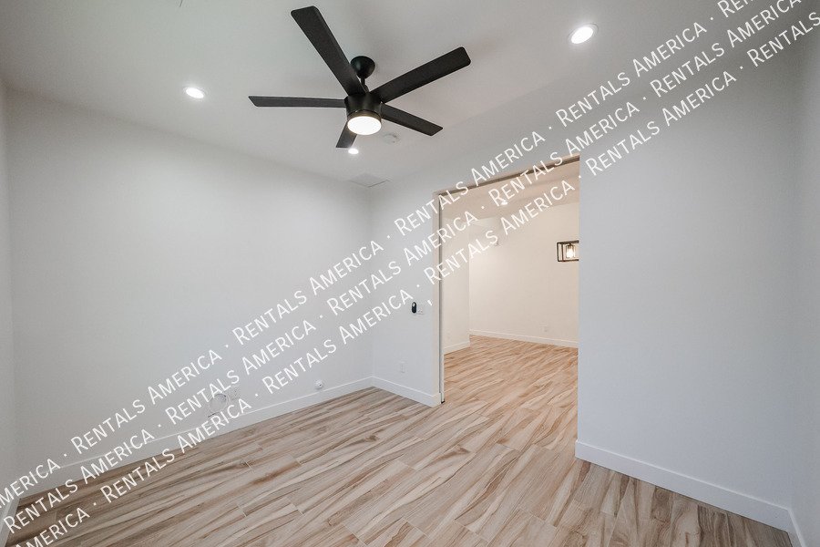 2418 E Amelia Ave property image