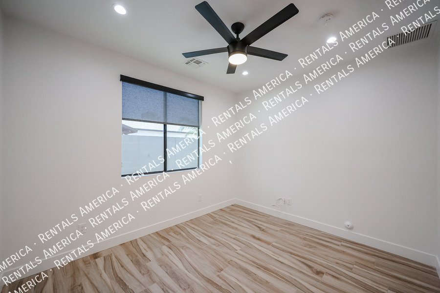 2418 E Amelia Ave property image