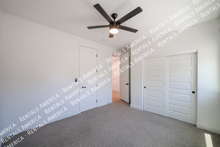 2418 E Amelia Ave property image