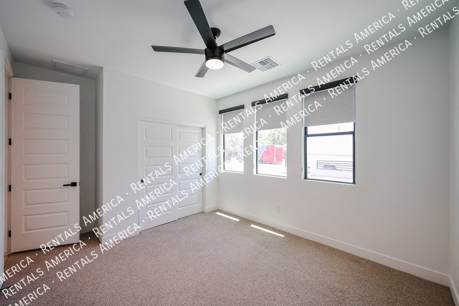 2418 E Amelia Ave property image