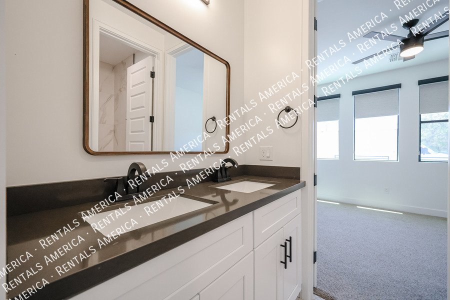 2418 E Amelia Ave property image