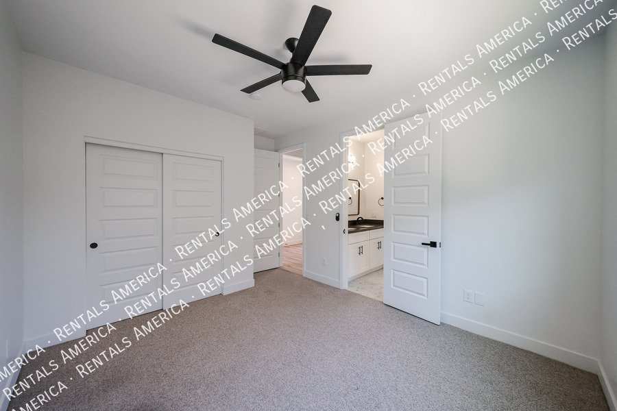 2418 E Amelia Ave property image