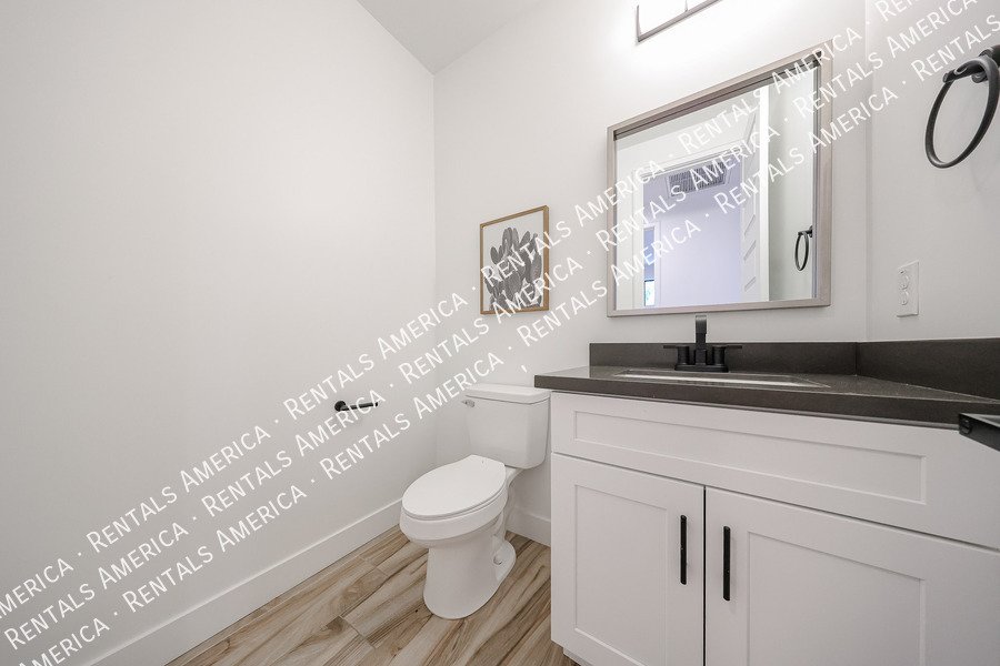 2418 E Amelia Ave property image
