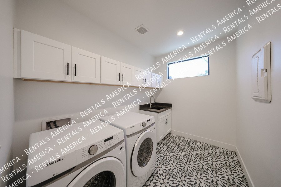 2418 E Amelia Ave property image