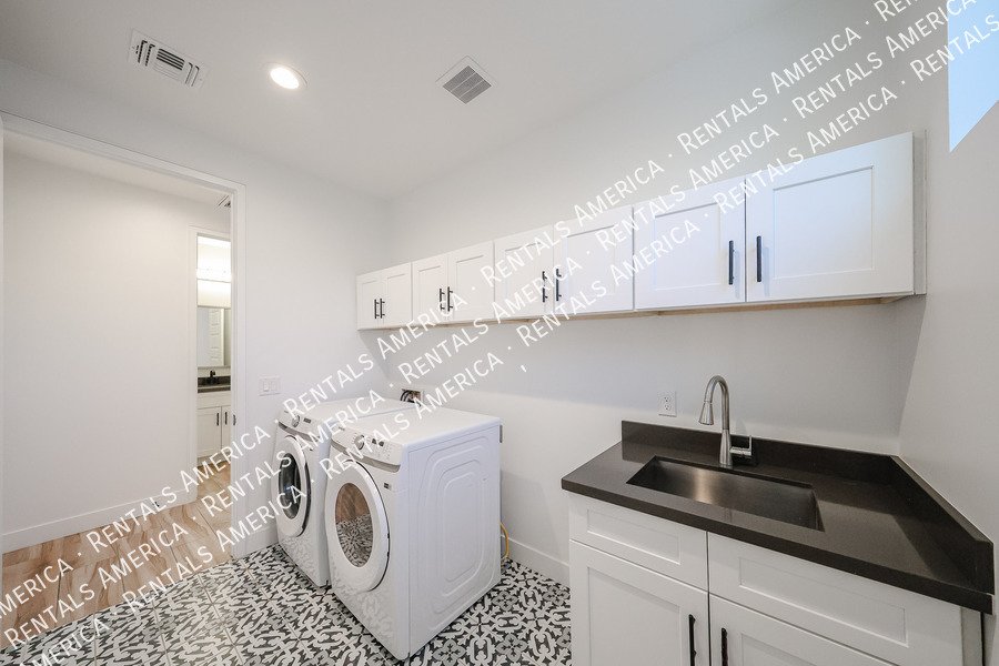 2418 E Amelia Ave property image