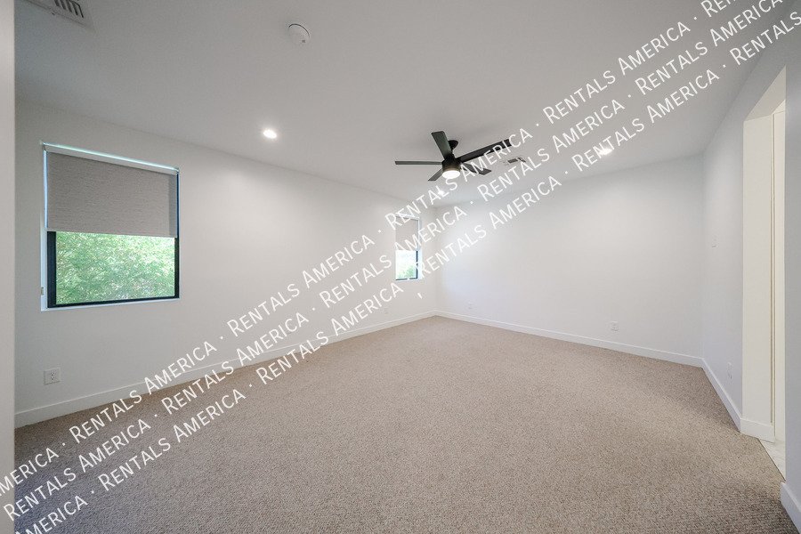 2418 E Amelia Ave property image