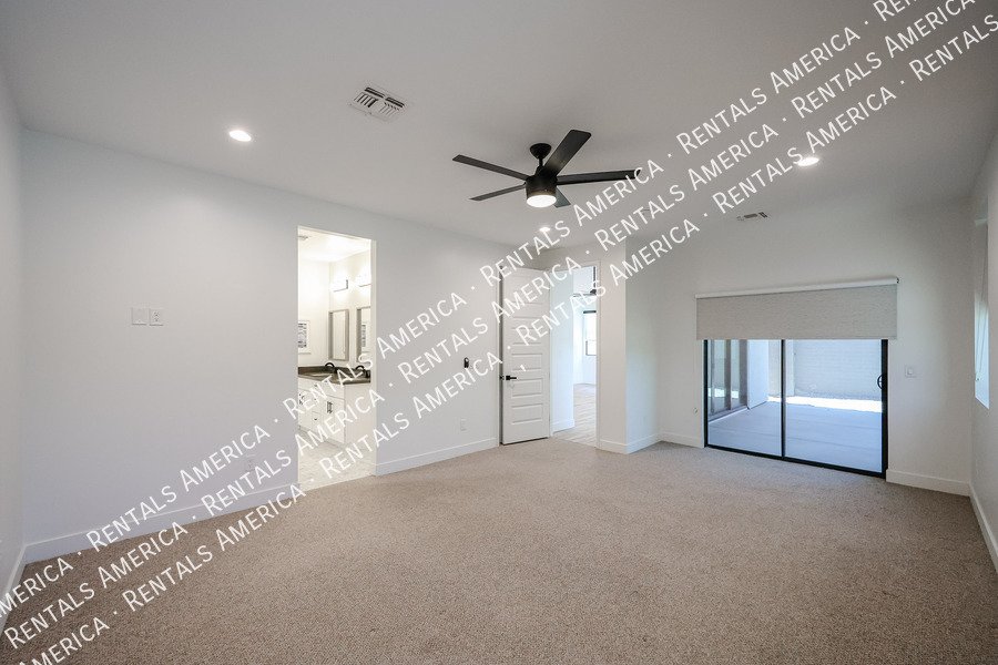 2418 E Amelia Ave property image