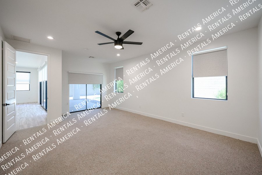 2418 E Amelia Ave property image