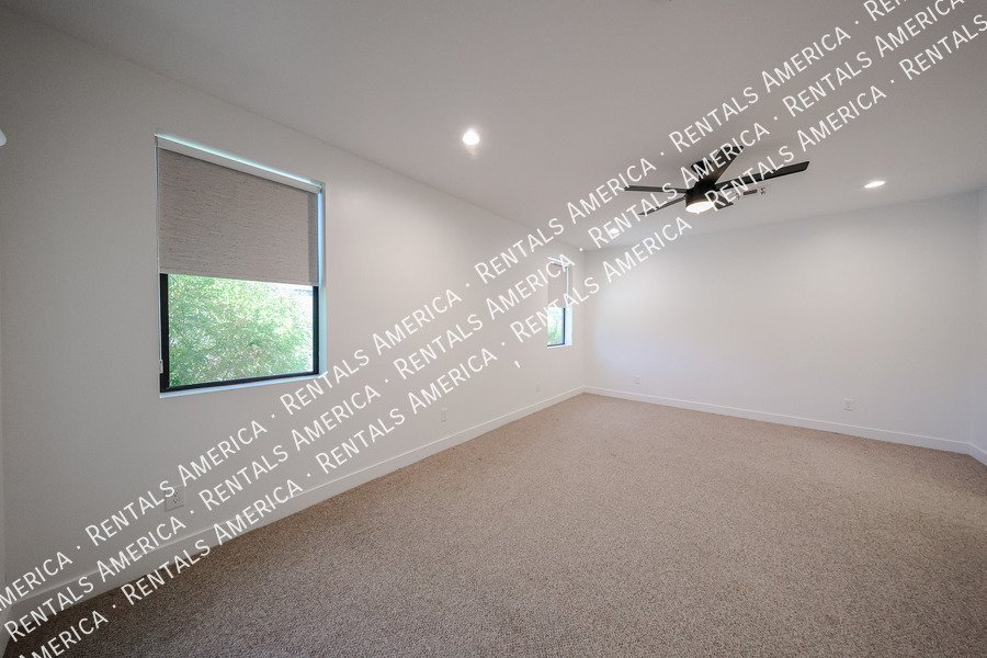 2418 E Amelia Ave property image